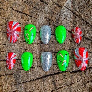 Peppermint Pop – Christmas Press-On Nail Set Small Almond